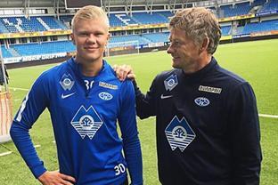 曼联冬窗买中场新增一人选，价格3000万！刚完成43米小贝式吊射（曼联冬窗中场引援再添人选，标价3000万，刚轰43米小贝式吊射）