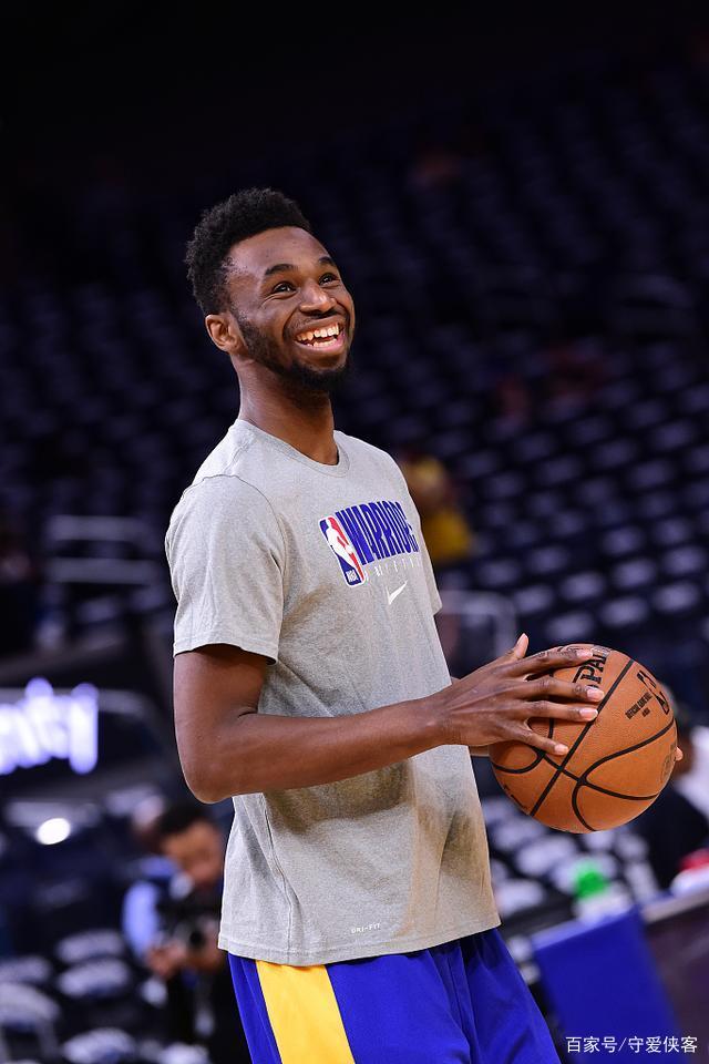 手感火热！字母哥半场10中8得到18分5篮板&次节12分（状态爆棚！字母哥半场10投8中轰下18分5板，次节独揽12分）