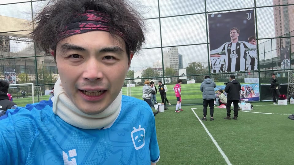 孔蒂：祝贺球员们，必须对他们说谢谢、谢谢、再谢谢（孔蒂：向球员们表示祝贺，我要对他们说三声“谢谢”）