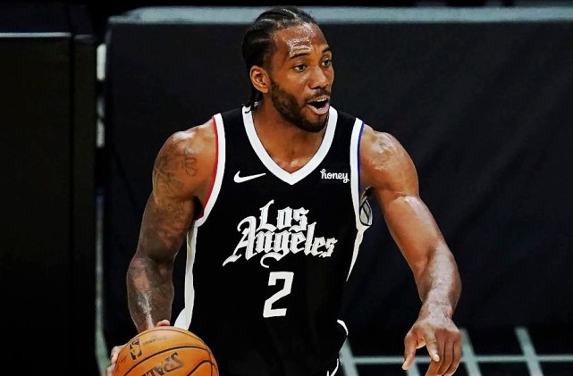 欧文突破防守助攻制胜（欧文强突破防线送出制胜妙传）