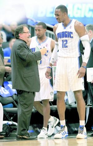 惊险一幕，马竞女足球员梅迪纳头部被膝盖撞到后失去意识（惊魂瞬间：马竞女足球员梅迪纳头部遭膝撞后当场失去意识）